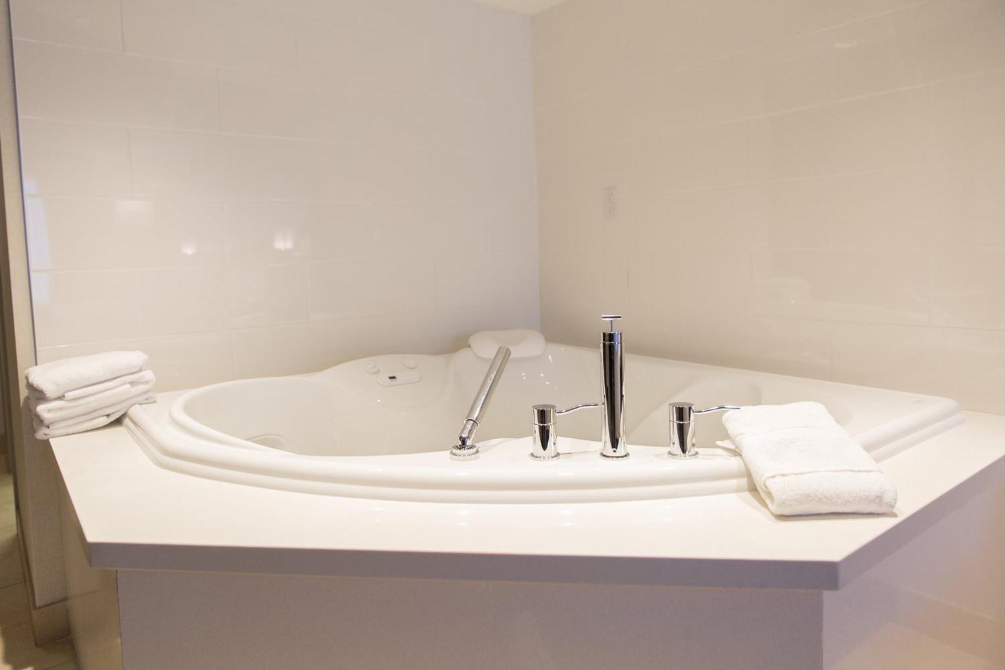 Holiday Inn Express Brampton By Ihg Eksteriør billede